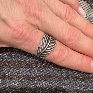 Pandora Sterling Silver Leaf Band Ring - Swarovski crystals Black and Silver 8